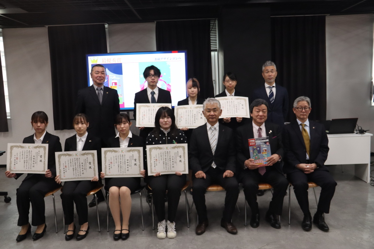 【マンガ・コミックイラスト学科・グラフィックデザイン学科】不動産ニュースかがわ表紙デザインコンペ表彰式