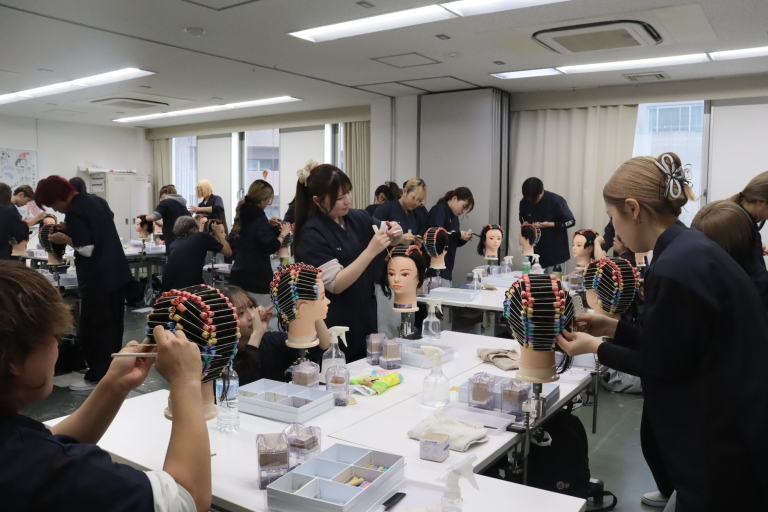 『１０００本巻きを行いました（美容学科１年）』