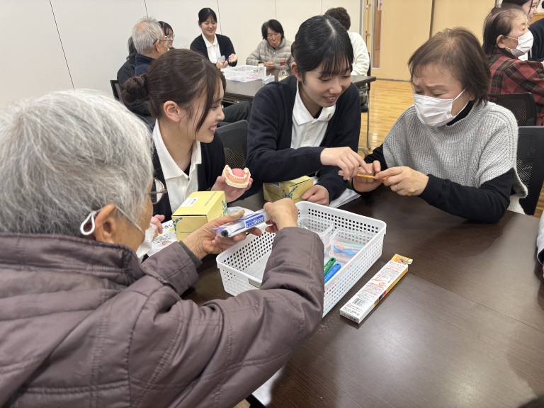 歯科衛生学科１年生　『いきいき健口講座』に参加