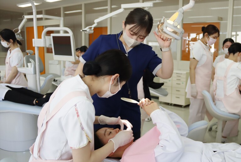 【学科コラボ】歯科衛生士×医療事務の現場さながらの「相互理解授業」