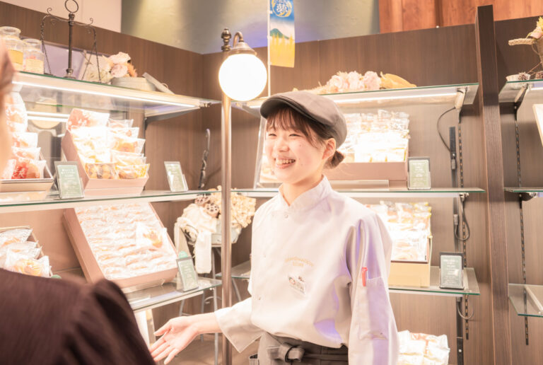 【卒業生紹介／接客販売】実習をきっかけに接客の道へ｜グランメゾン・ルーヴ 竹内さん