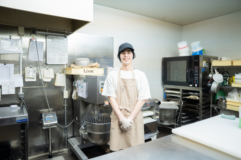 【卒業生紹介／パン職人】パン作りって、やっぱり面白い。｜ルーヴ空港通り本店 村上さん