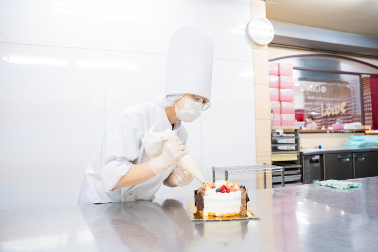 【卒業生紹介／パティシエ】プロの仕事と、3年目の自分。｜ルーヴ空港通り本店 植田さん