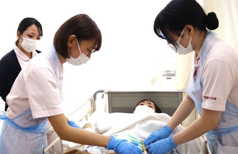 「技術」の先に「心」を添えて。学年を超えて繋がる、穴吹医療大学校の異学年実習