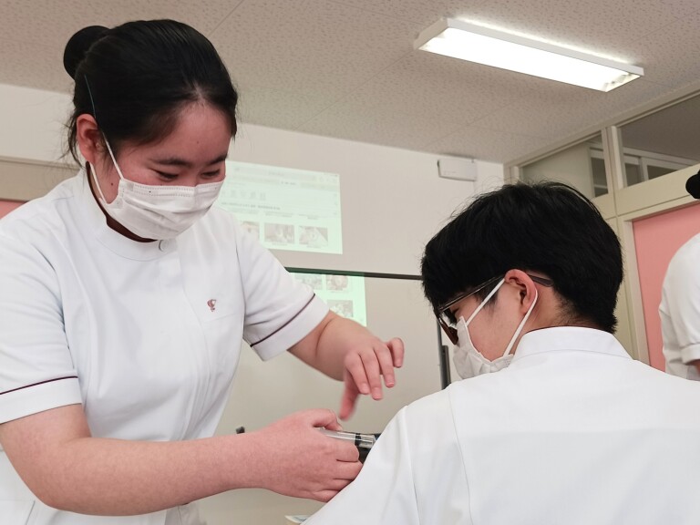 看護学科1年生　皮下注射・筋肉注射の演習