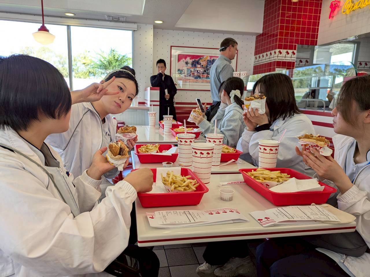 噂の『IN OUTバーガー』