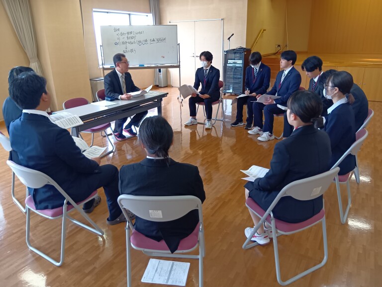 スーツに身を包み、いよいよ“社会人への一歩”へ