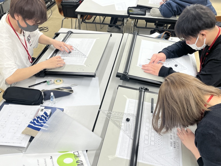 【トータルインテリア学科】憧れの平行定規を使って製図の授業がスタート！