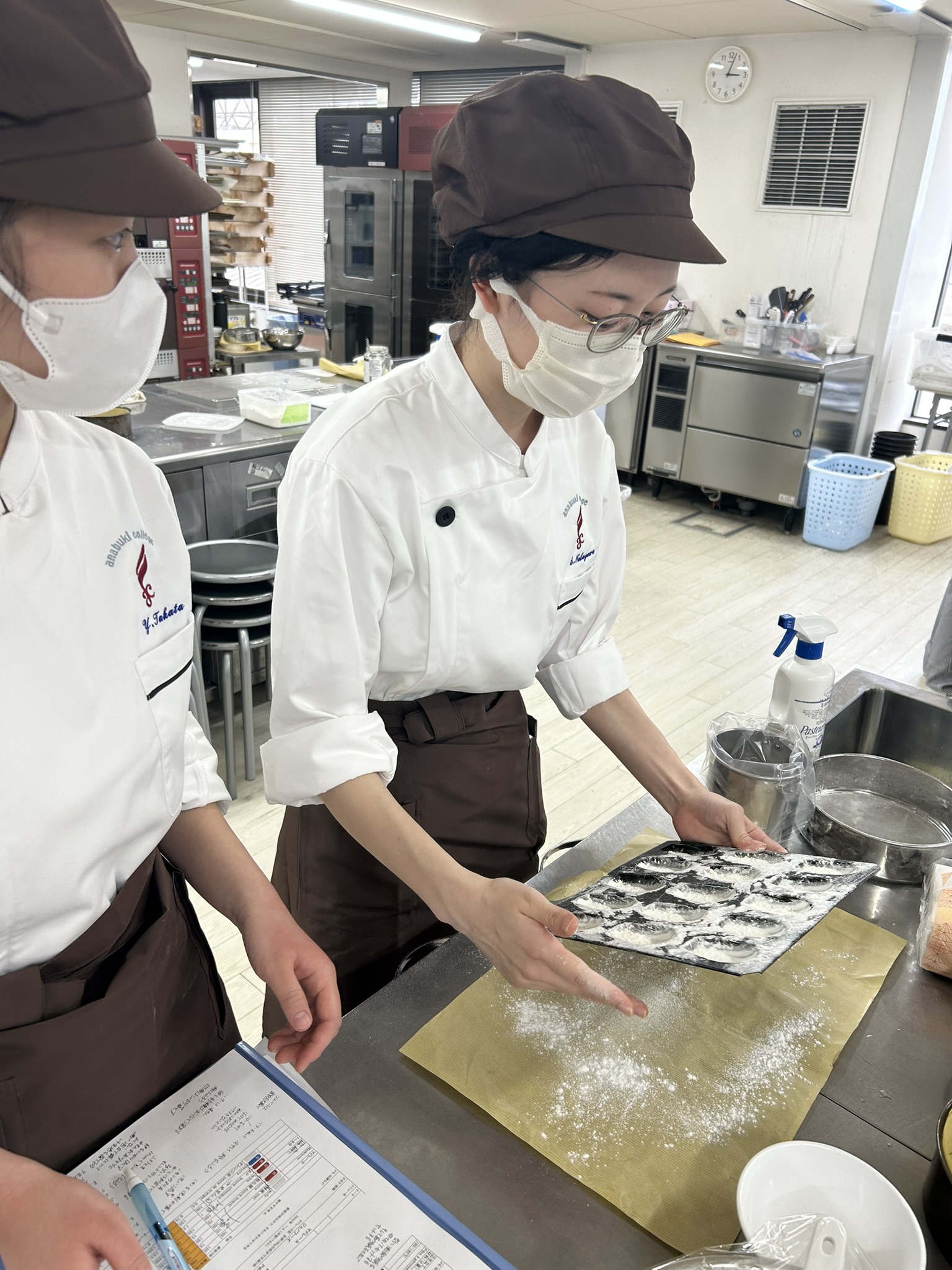 助け合いが光ったマドレーヌ作り