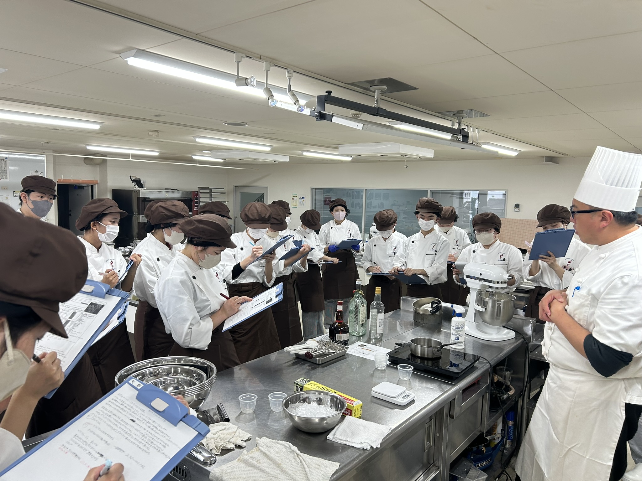 1年生、初めての「ショートケーキ」作りに挑戦！