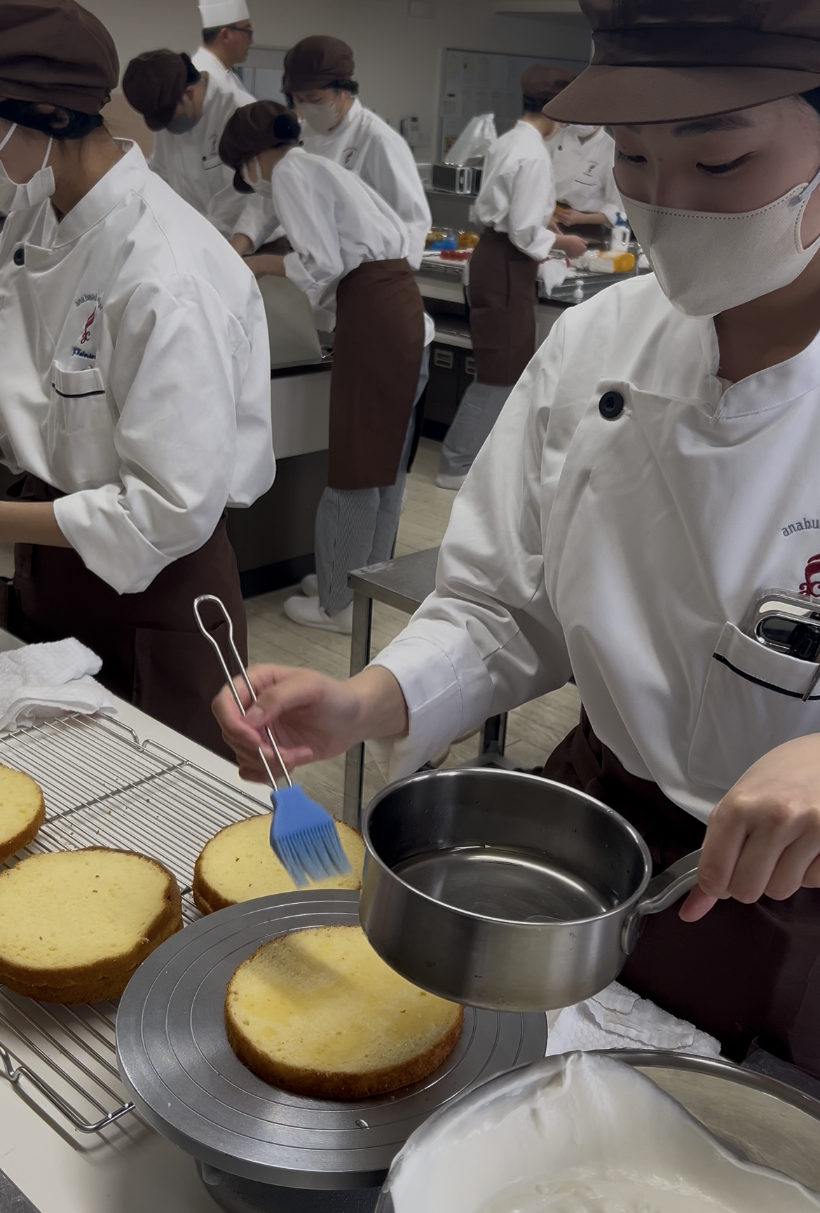 美味しさの秘訣、シロップ打ち。