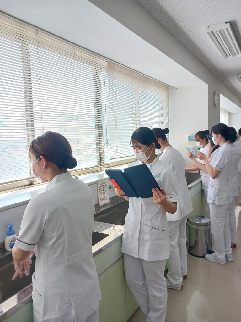 看護学科１年生　初めての演習「基礎看護技術論Ⅰ　感染予防のための手洗い」