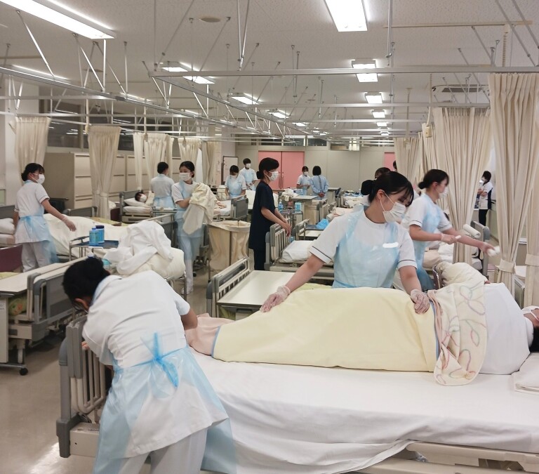 看護学科1年生　シーツ交換と環境整備
