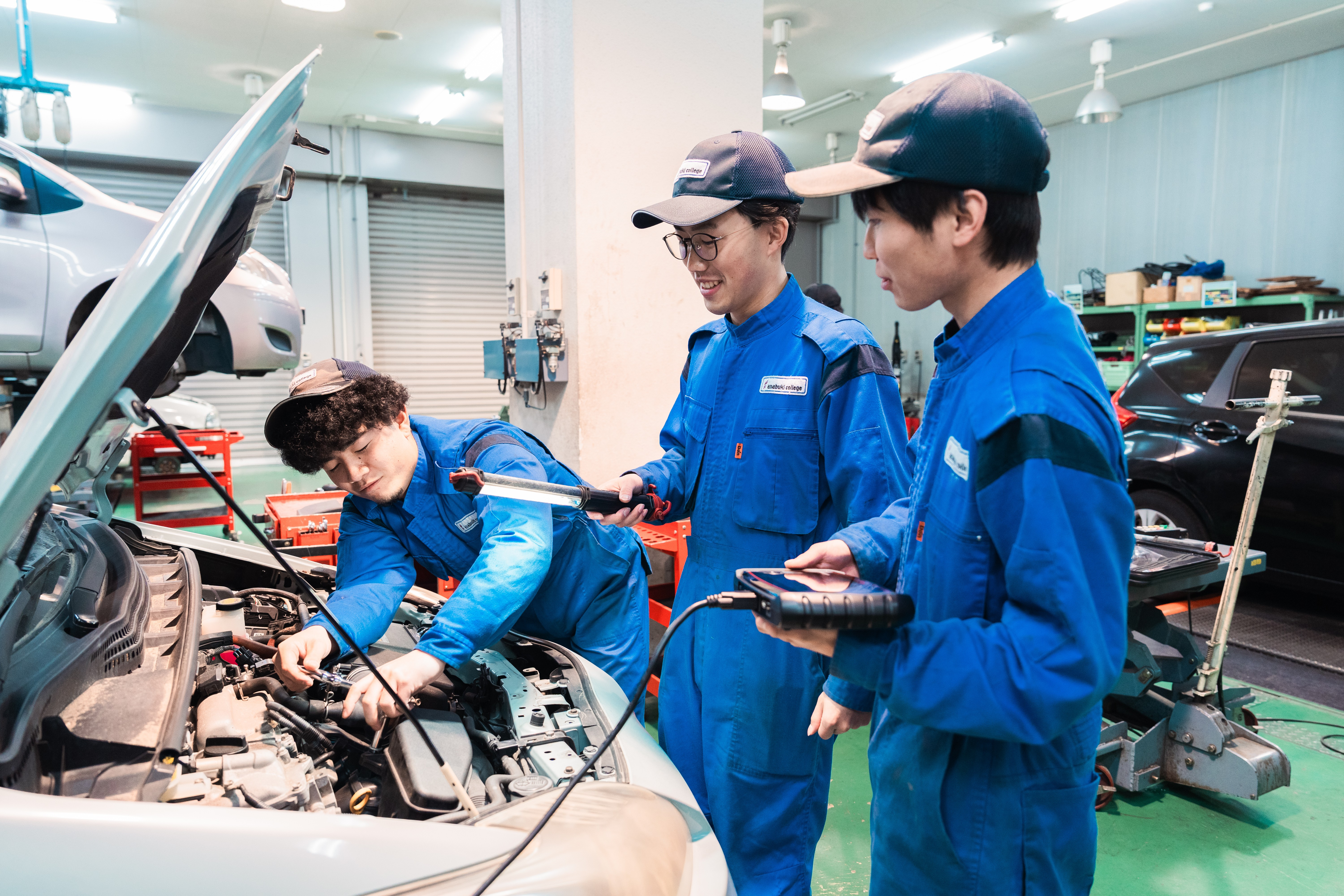 幅広いメーカーの車を整備できて<br>さまざまな就職先が選べる！