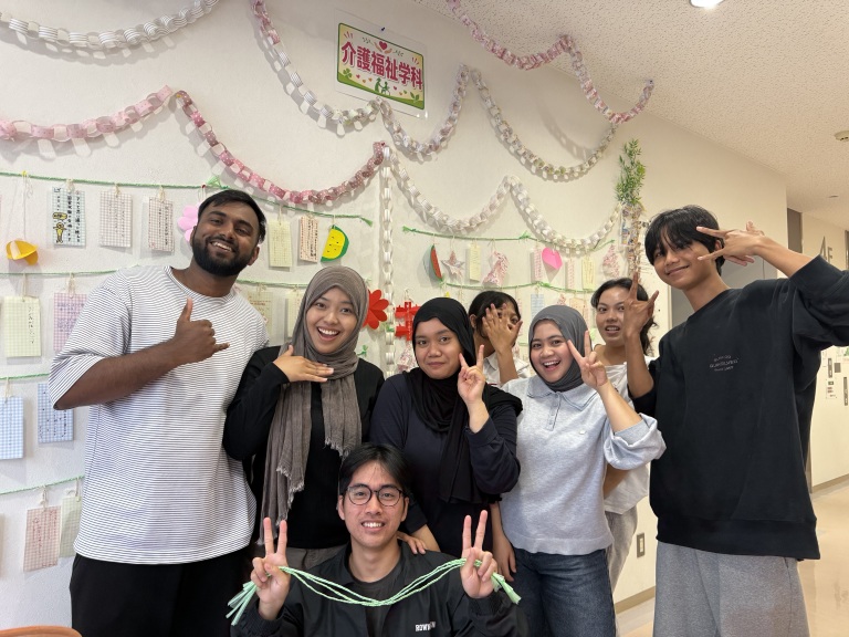 介護福祉学科で七夕飾りを作成しました！