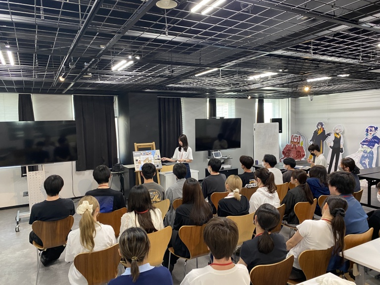 【トータルインテリア学科】先輩が見守る中での緊張感！1年生がプレゼンに挑戦