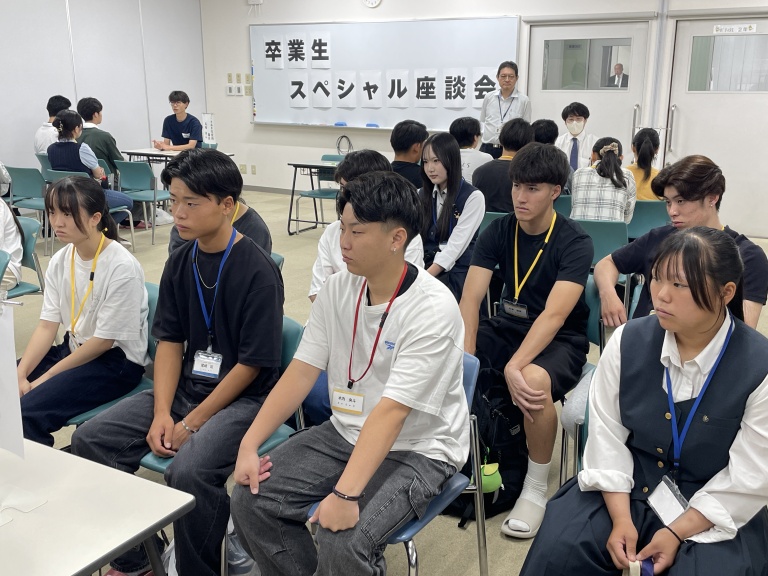 卒業生スペシャル座談会を開催しました（公務員）