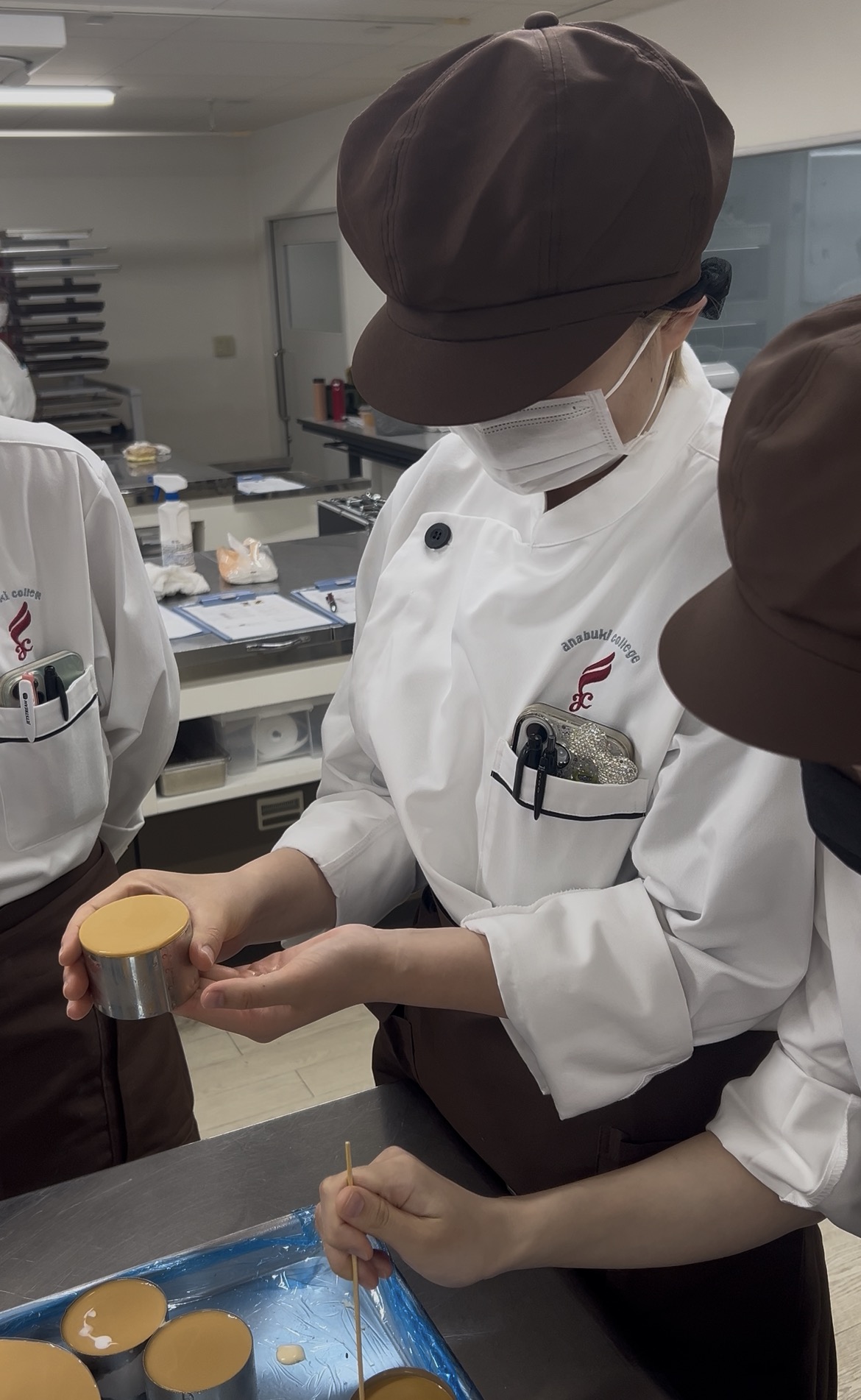 ドキドキの瞬間！カラメルのムース、型外し
