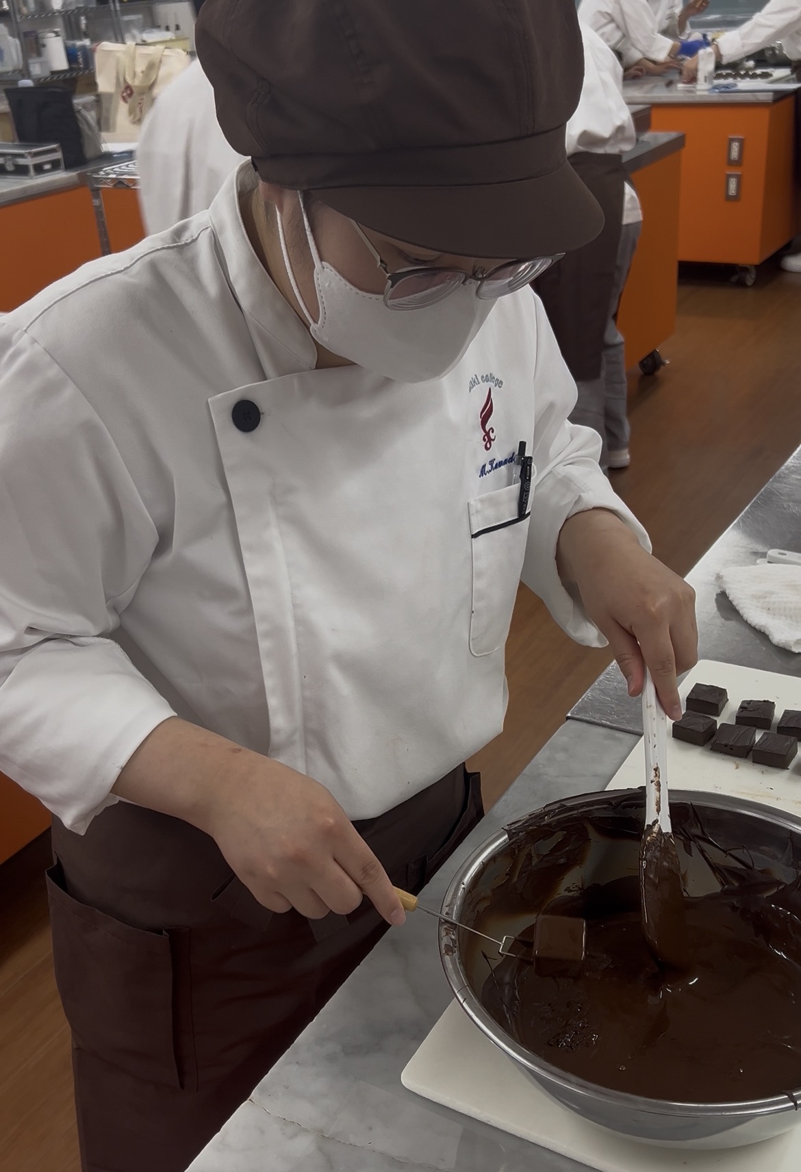 プロへの第一歩。難関のチョコレートワーク
