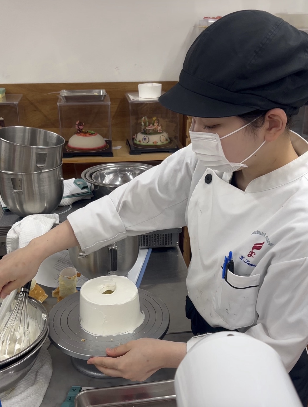 繊細で崩れやすいシフォンを、プロの技術で美しく包み込む
