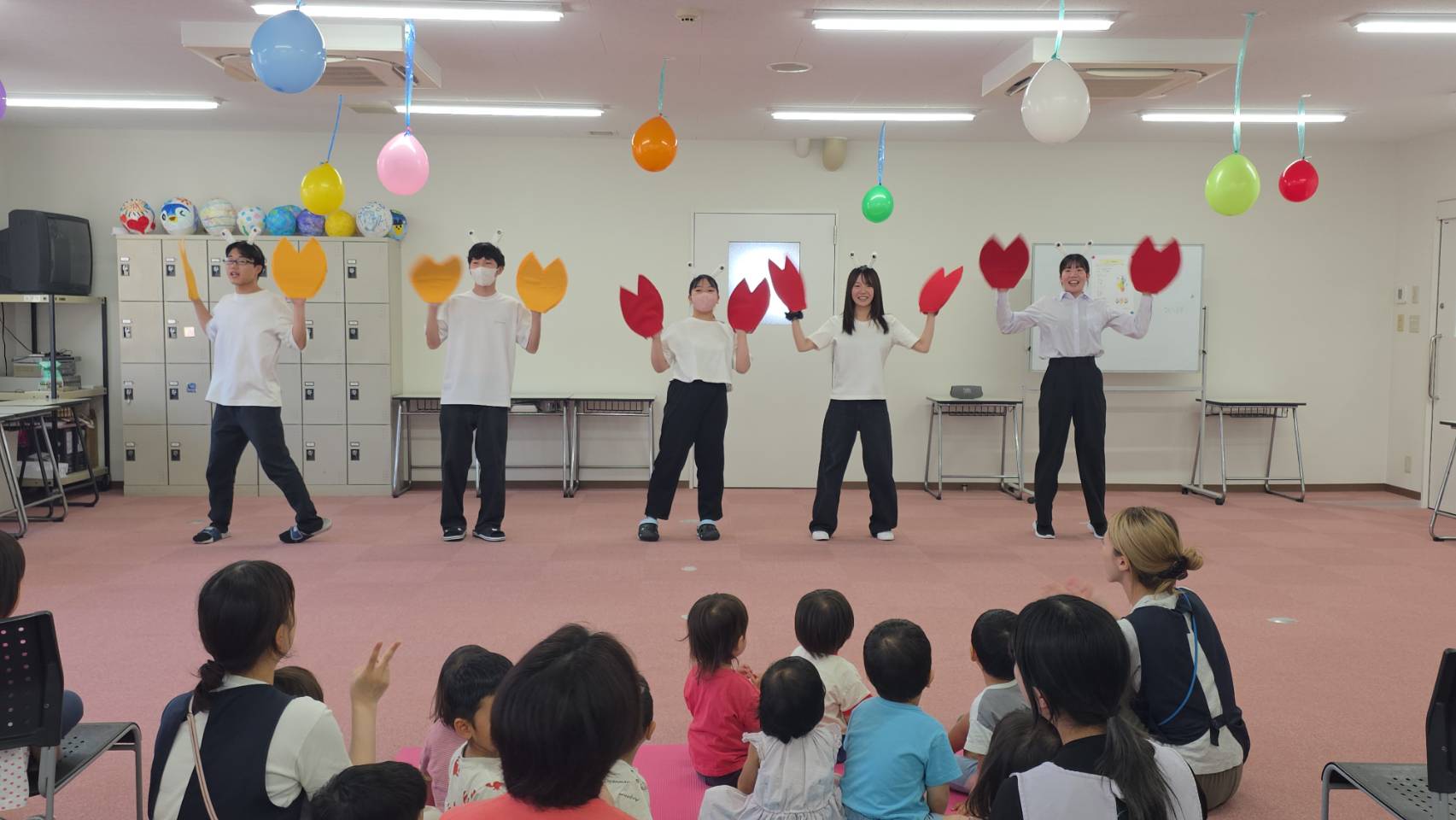 保育現場で大人気！定番の体操「エビカニクス」を披露