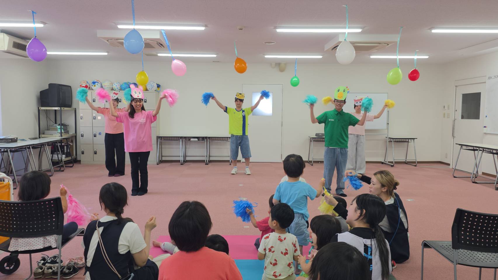 ポンポンを使って一体感を楽しむ「ハピージャムジャム」