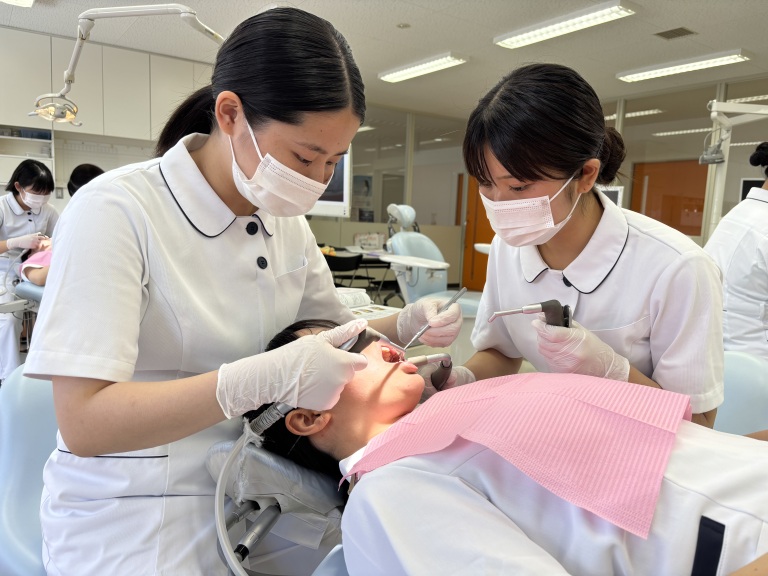 歯科衛生学科１年生　バキューム実習