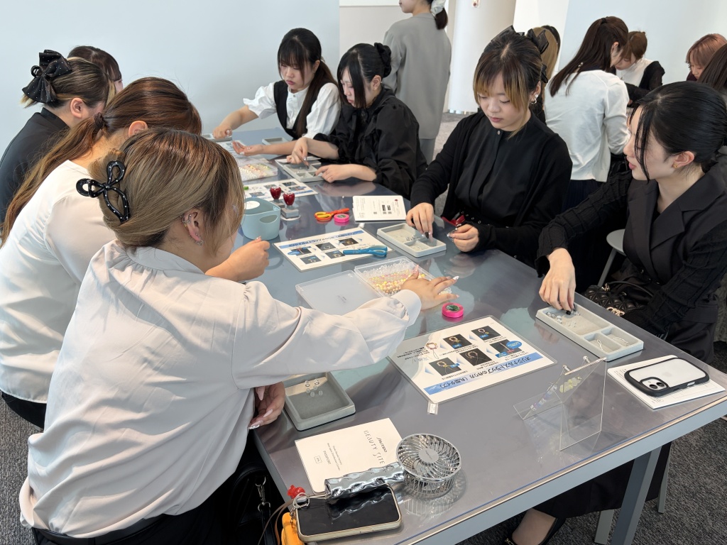 紫外線に反応するビーズでストラップも制作💎