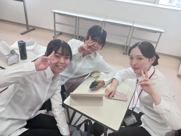 看護学科１年　お昼休みの様子