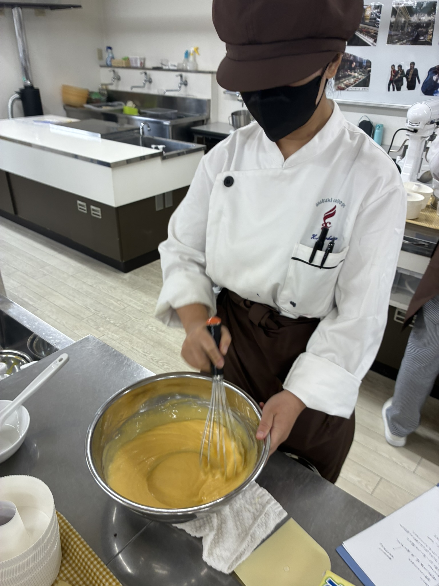 【1年生実習】シフォンケーキの命！基本に忠実な卵黄生地づくり
