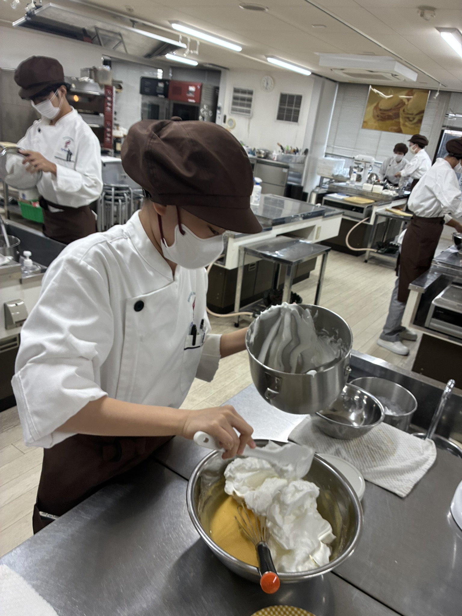 【1年生実習】ふんわり食感を生む「メレンゲ」の手早い合わせ作業