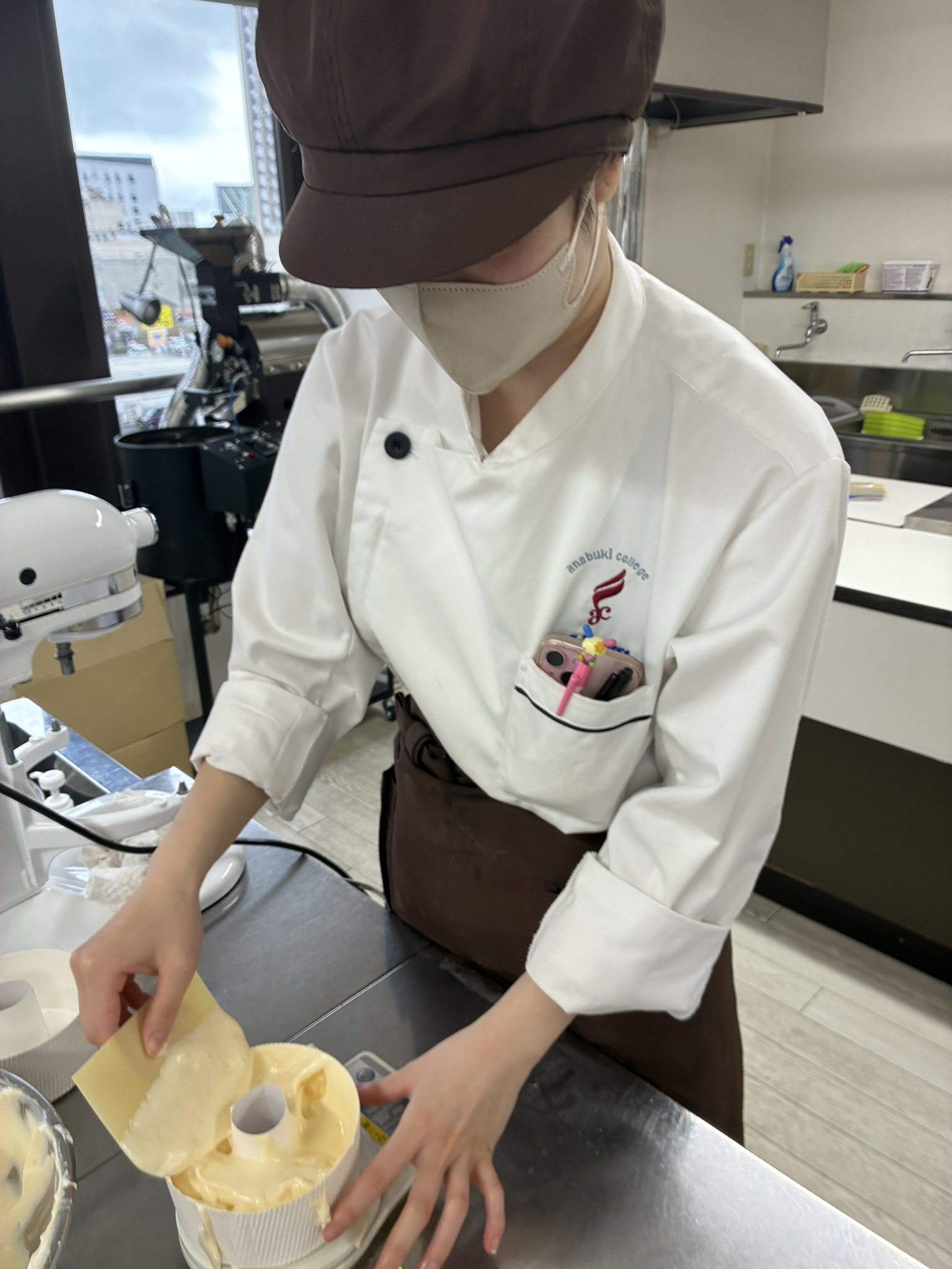 【1年生実習】均一に流し込めるか？苦戦しながらも挑む型入れ作業