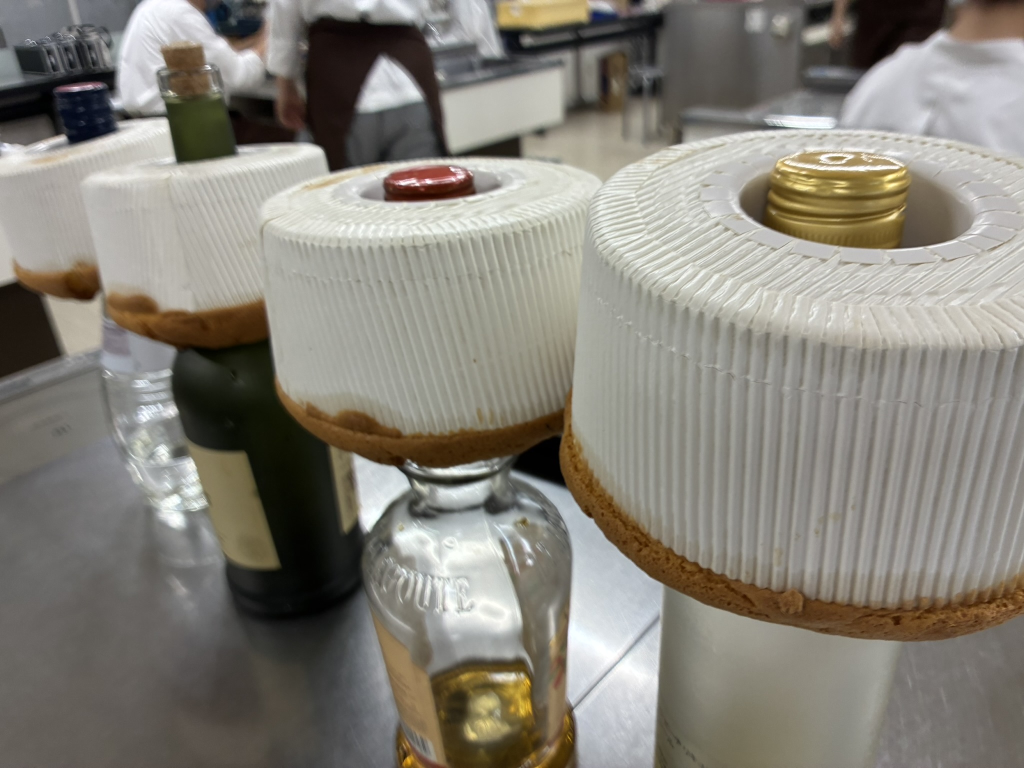 【1年生実習】ふっくらとした高さをキープ！酒瓶を活用した逆さ冷却