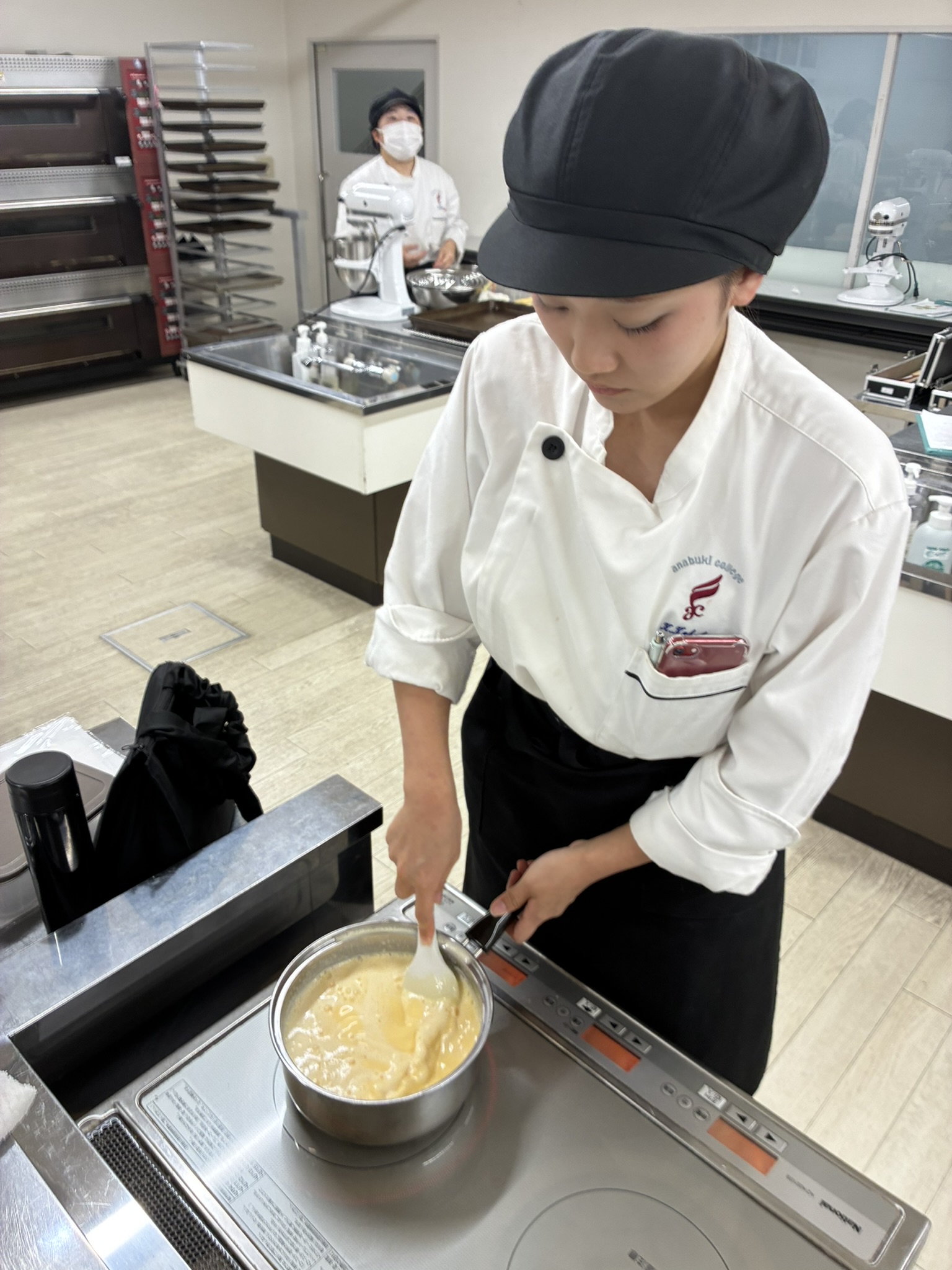 【2年生実習】ムースの美味しさを決定づける「アングレーズソース」の仕込み