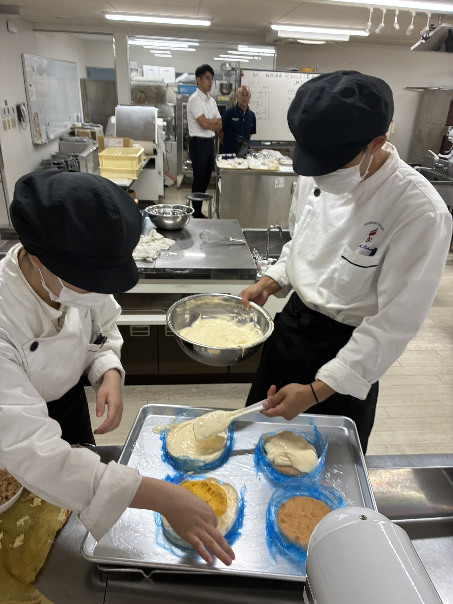【2年生実習】最新素材の力を実感！加工デンプンを生かしたセンターソース