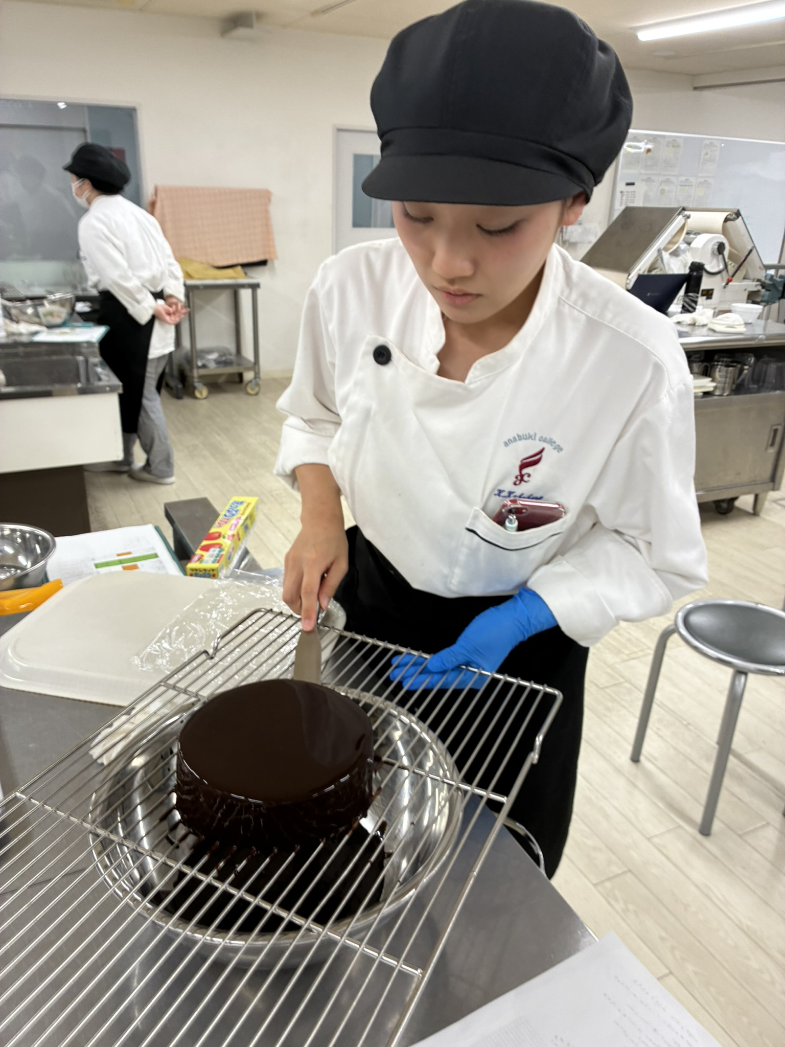 【2年生実習】流石は上級生！美しい光沢を纏わせる「グラサージュショコラ」