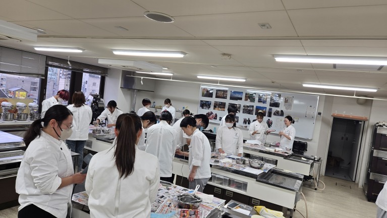 【パティシエ・ベーカリー学科】１年生　食品衛生学　手洗い実験！