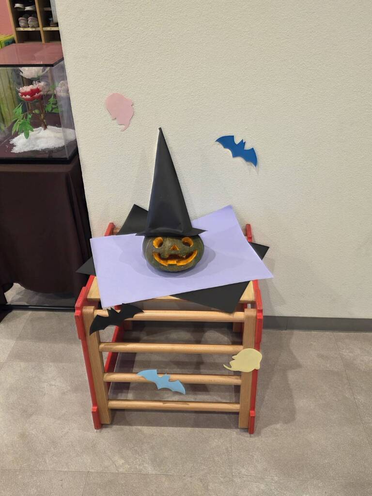 【イベント準備中】10月30日は校内ハロウィンイベント！校内が少しずつハロウィンムードに包まれています
