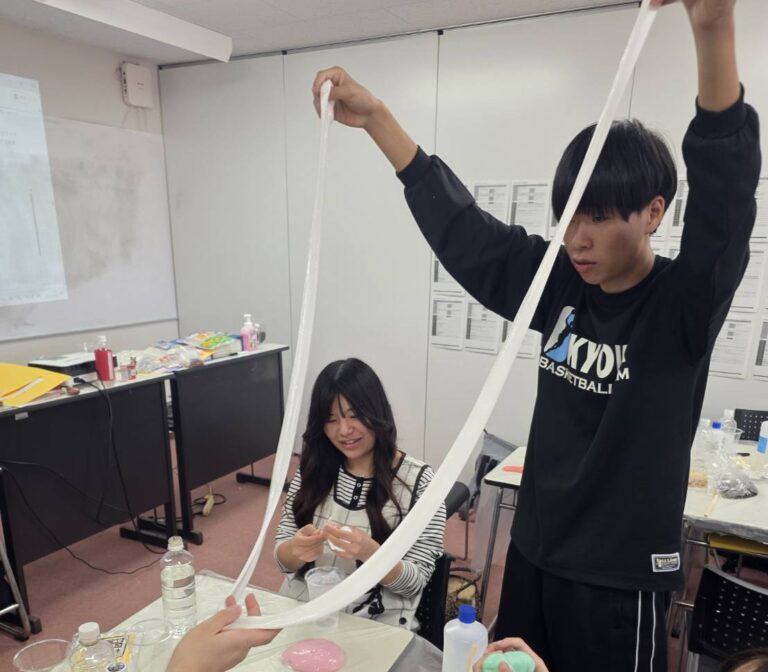 「子育て支援」スクーリング／五感を育む「感覚あそび」スライムづくりの探究