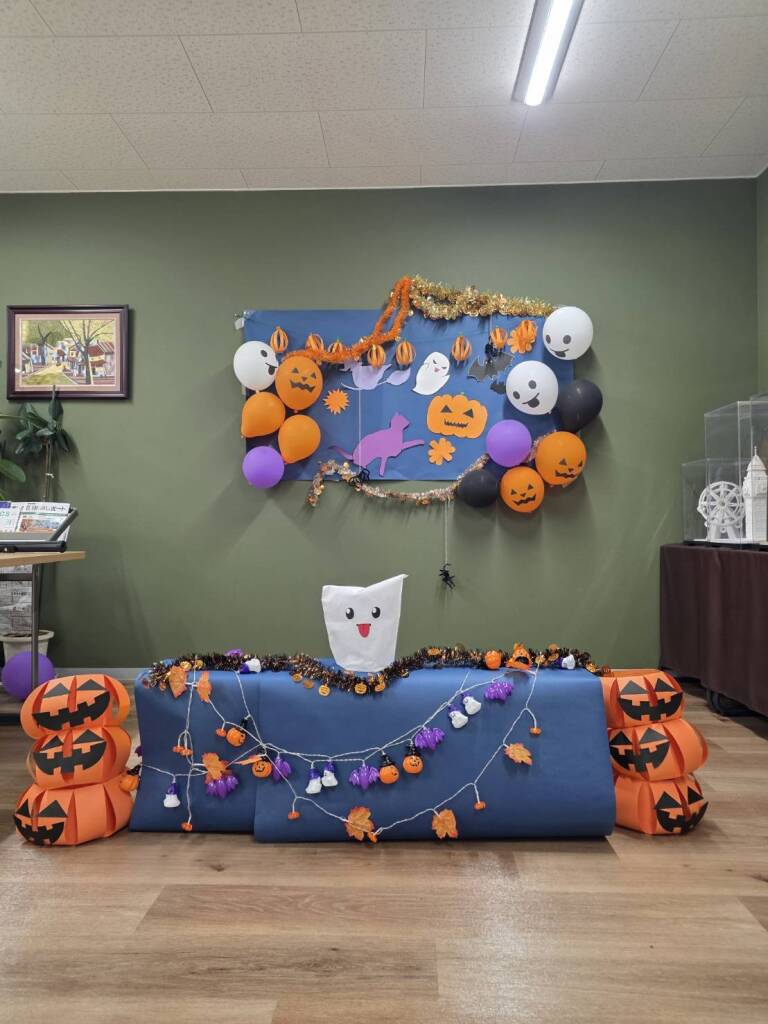 【イベント準備】学内ハロウィンイベントに向けて準備進行中！／<br>フォトスポット設置と行事企画・運営の実践的学び
