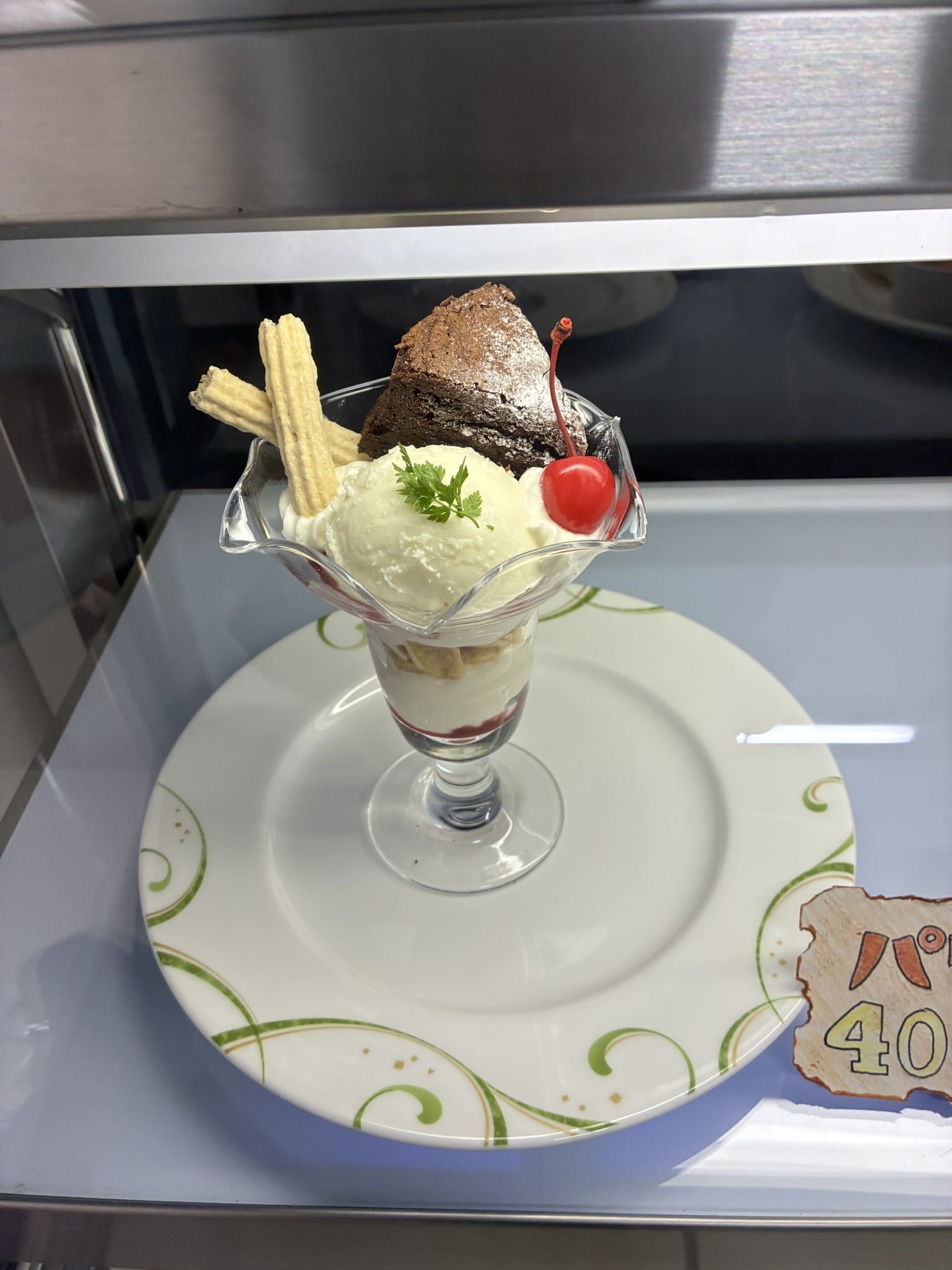 カフェならではの華やかなスイーツ！