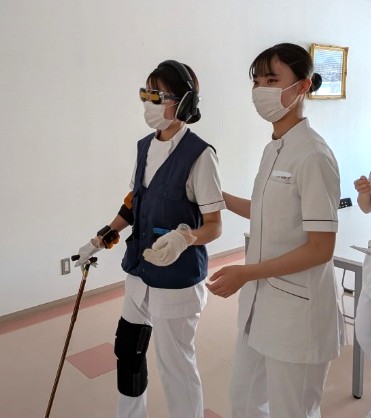 看護学科１年　高齢者体験